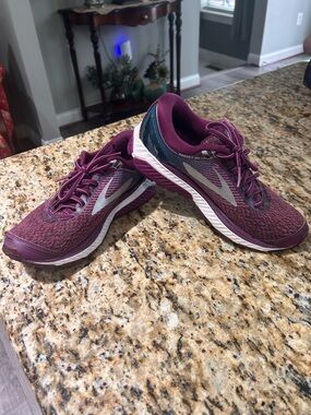 Brooks Ghost 10 - women’s size 8